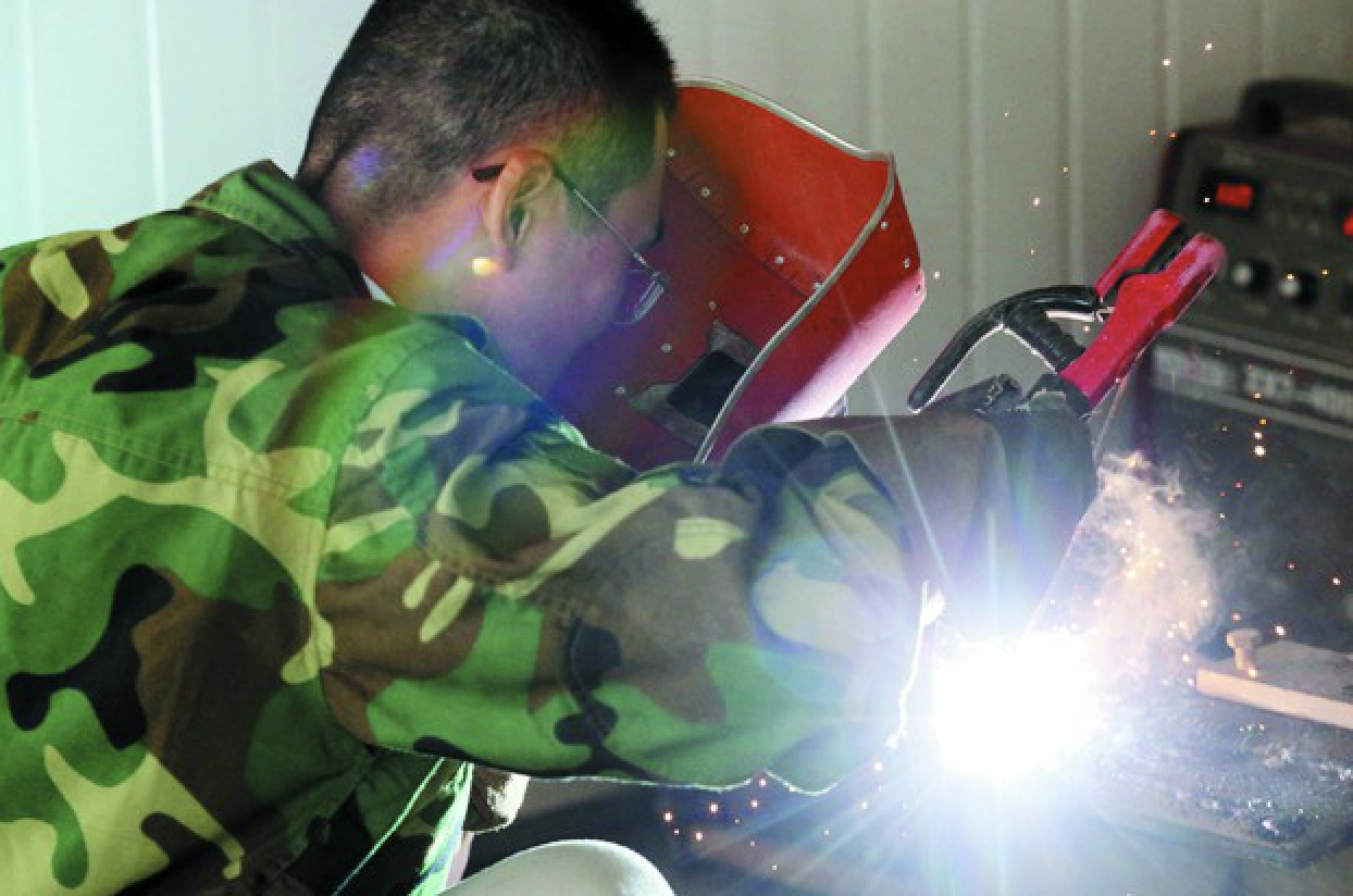 从研究生到电焊工；从坐办公室到去车间作业；青大文学硕士进技校“回炉”学电焊