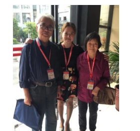 女学生和母亲的“同款照”，妈妈年轻时有多美？网友：没有可比性