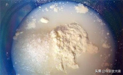 奶粉起坨、挂壁、难溶、泡泡、黑点等30个冲奶疑问，答案都在这里