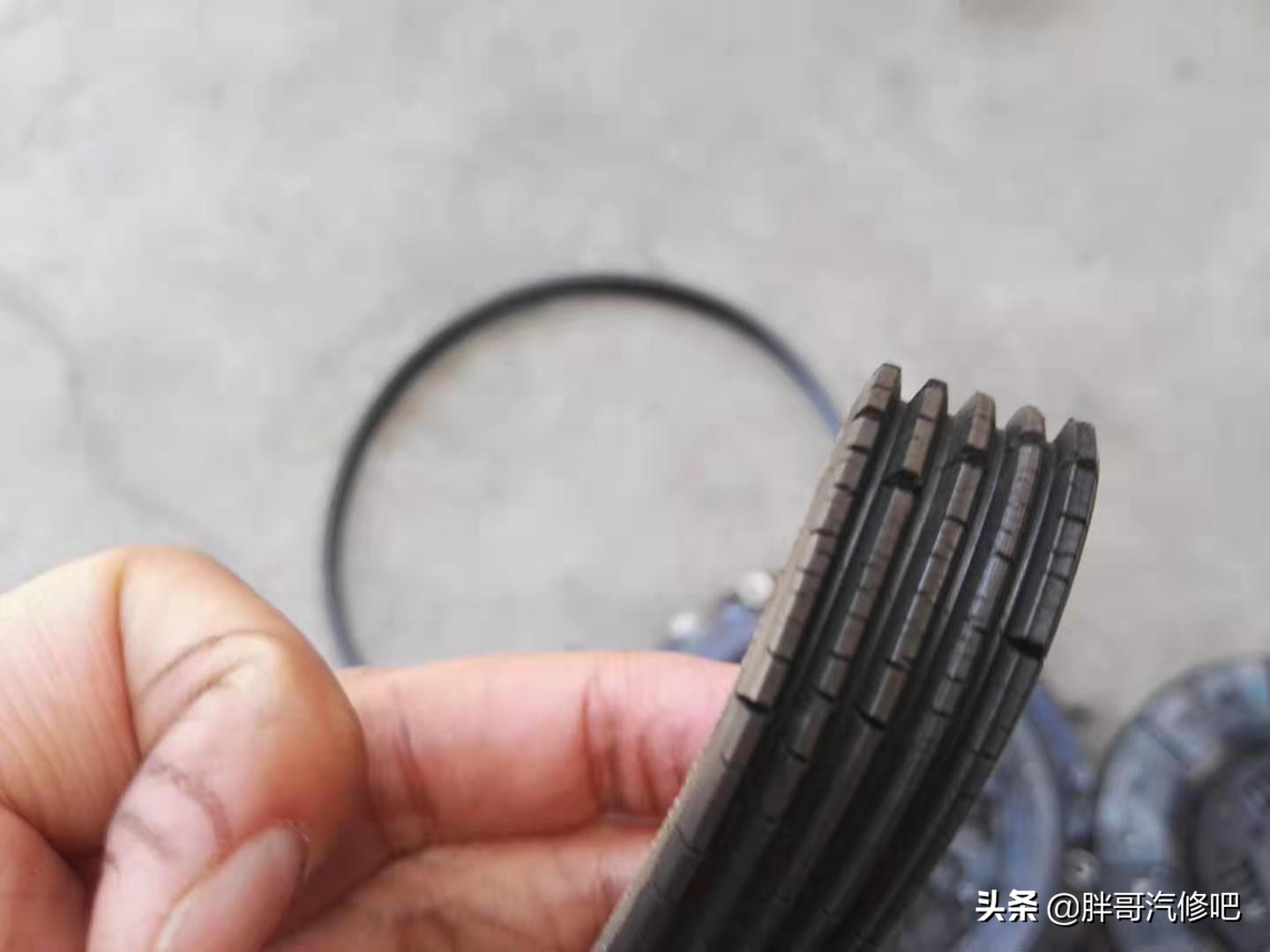 不及时更换正时皮带的后果，离合片惨不忍睹