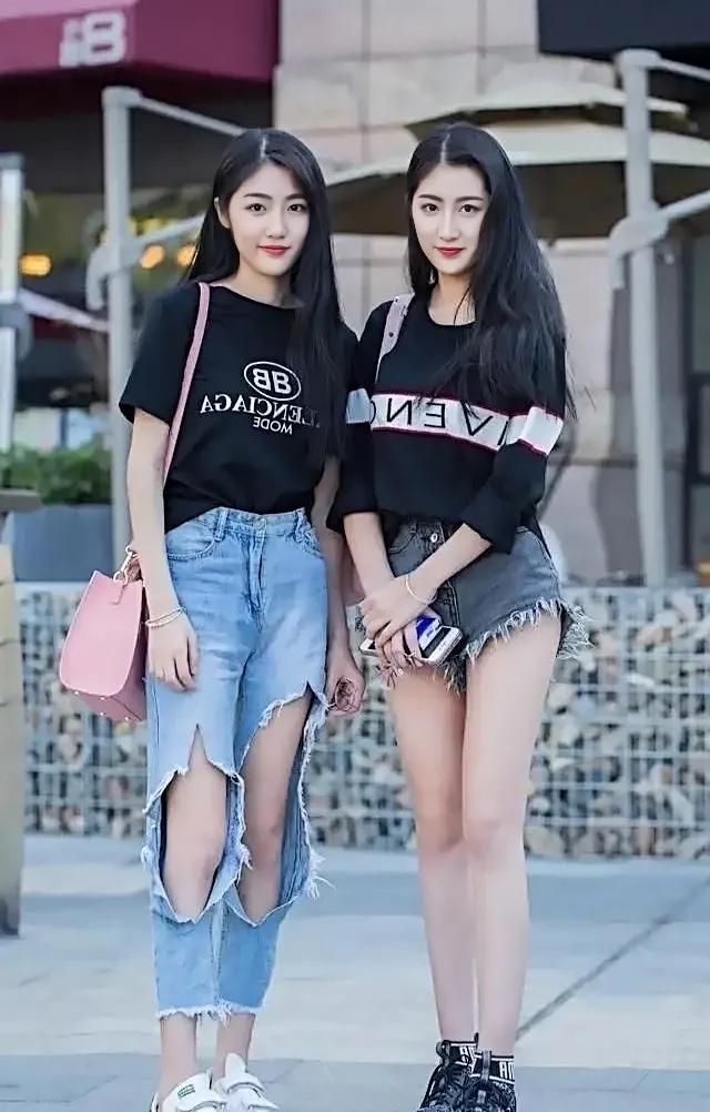 夏日街头 穿牛仔热裤的美女很耀眼 分享走起