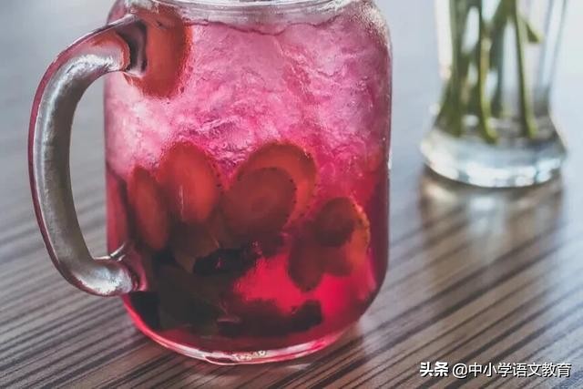 其两膝相比者各隐卷底衣褶中（核舟记的翻译和鉴赏）