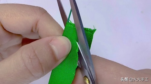 丝带花的做法教程（绚丽多彩的手工丝带玫瑰花）