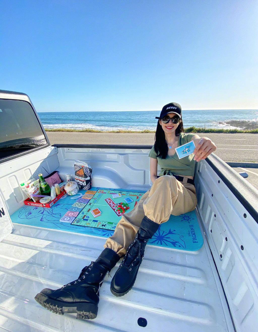 街拍摩托车(张俪可是太迷人了,一身复古造型穿出大长腿,坐摩托车上