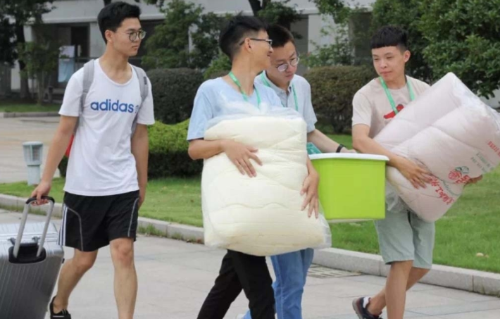 多所大学发通知，对“新生入学”有新要求，不按要求准备或被退学