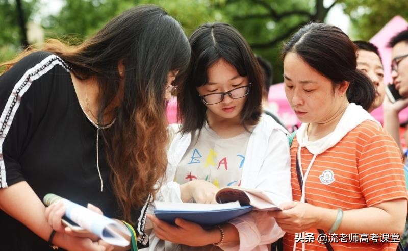 孩子高考成绩超一本线，报考二本院校，就亏了吗？听听老师怎么说