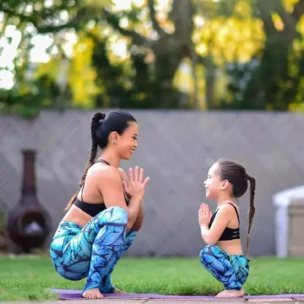 太美了！10个适合摆拍的亲子瑜伽体式，有娃的一起发朋友圈啦