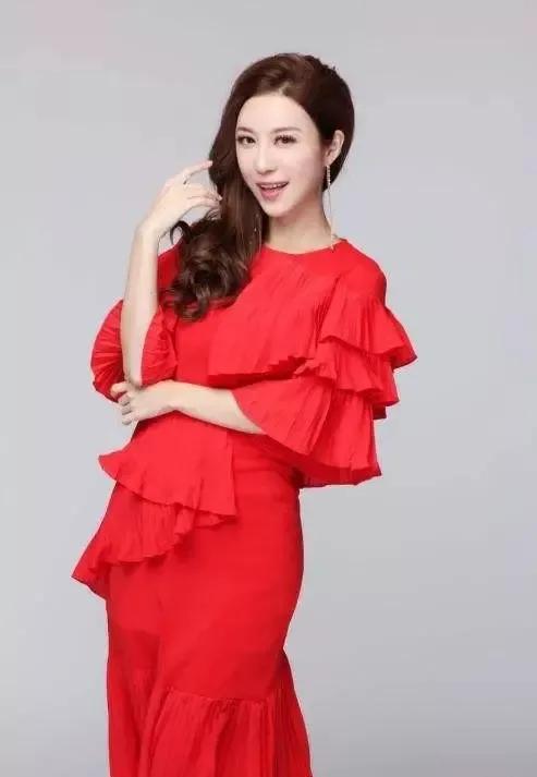 世界杯颁奖女司仪(广东十大美女主持人,美貌与智慧并重的才女,比明星