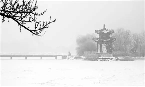 崇祯五年十二月,余住西湖.大雪三日,湖中人鸟声俱绝.
