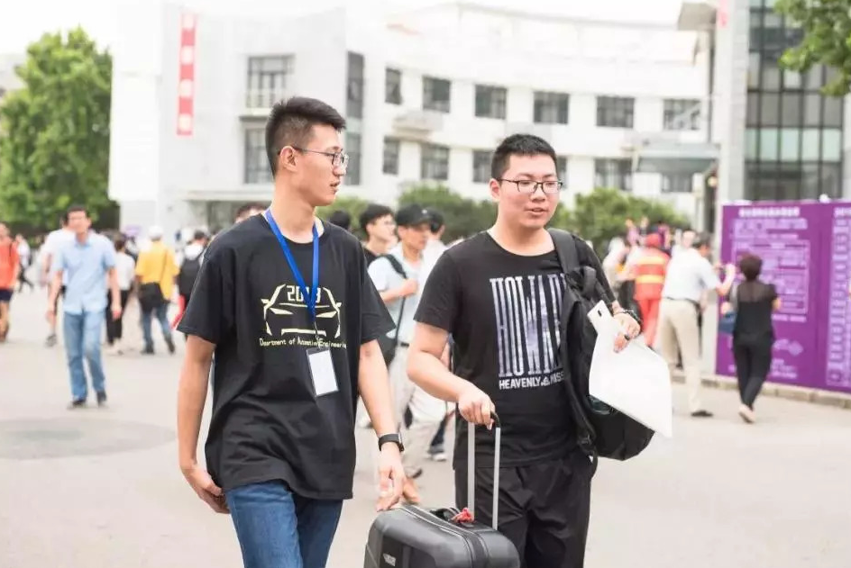 毕业后才知道，高等专科和职业技术学院大有不同，学生要谨慎选择