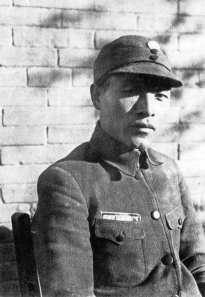 参加了平江起义,后来在红三军团任团长,第一师参谋长,师长等职务,1933