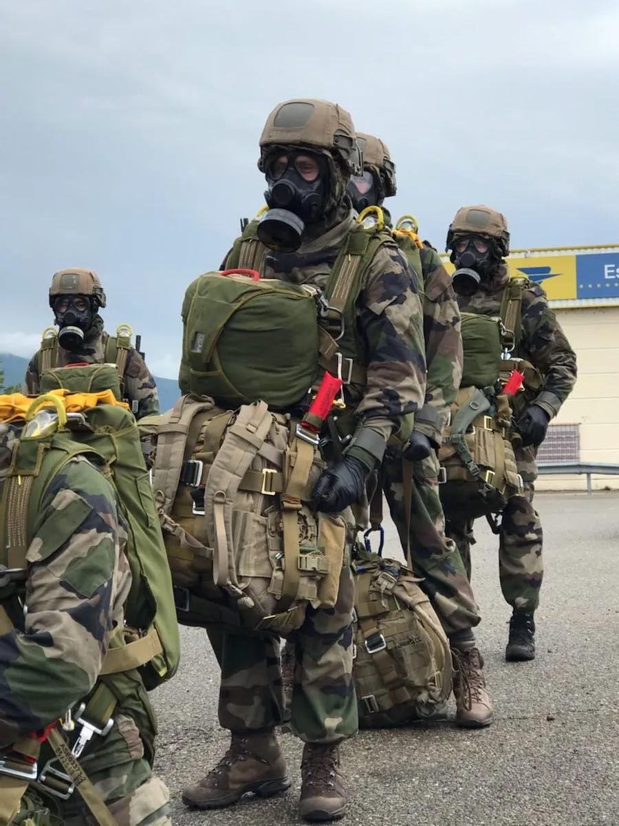 外籍军团现有编制为法国外籍兵团第1步兵团,第2外籍步兵团,第3外籍