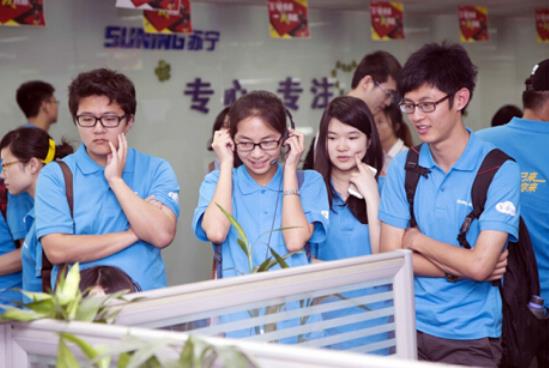 高校男生参与乃万事件，却因发表不当言论遭开除，网友：干得漂亮