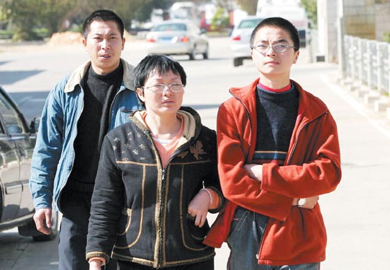 2004年，两少年扒上飞机起落架：一个被风吹下飞机，一个艰难幸存