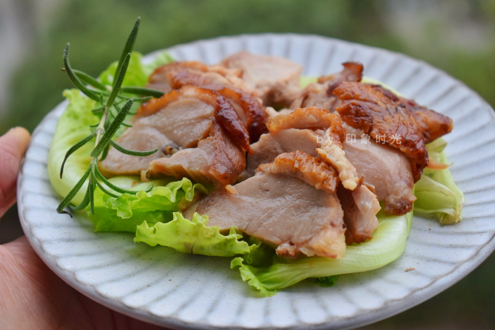 想吃脆皮烤鸭不用去饭店，这样做方法很简单，皮脆肉还嫩，真香