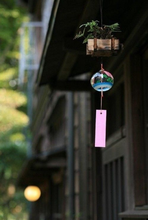 雨落心间，愁绪如丝，文字在窗玻璃上写满无人懂的沉默与温柔。