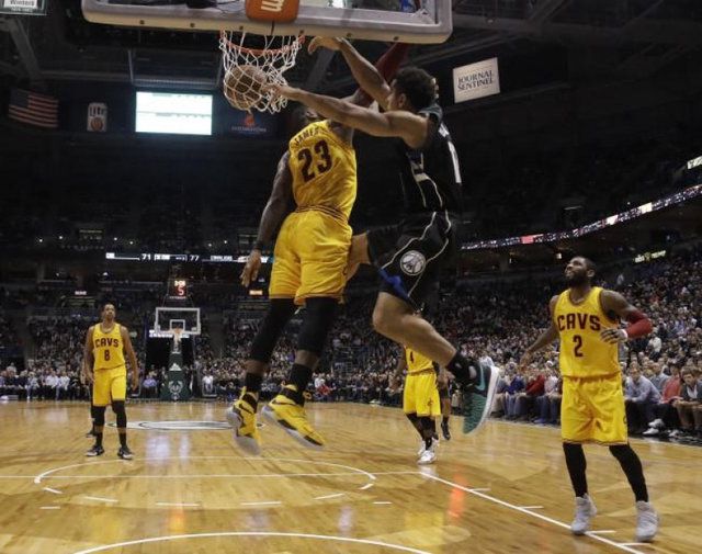 骑士vs开拓者詹姆斯隔扣（9图看小人物隔扣大巨星的瞬间：詹皇阿杜被扣，面子上挂不住啊）