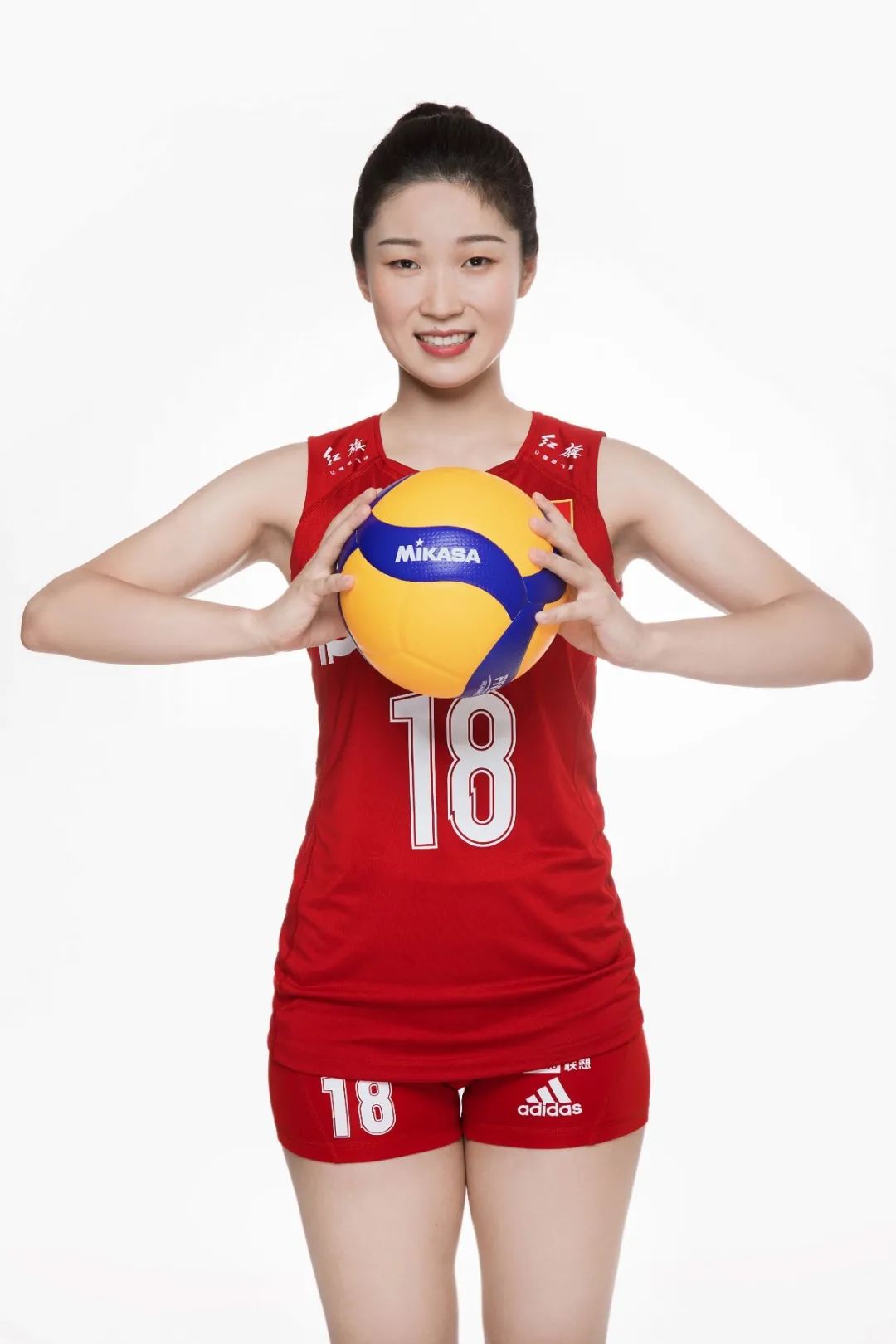 女排世界杯定妆(中国女排发布16人定妆照,意外没有曾春蕾,却有2名非