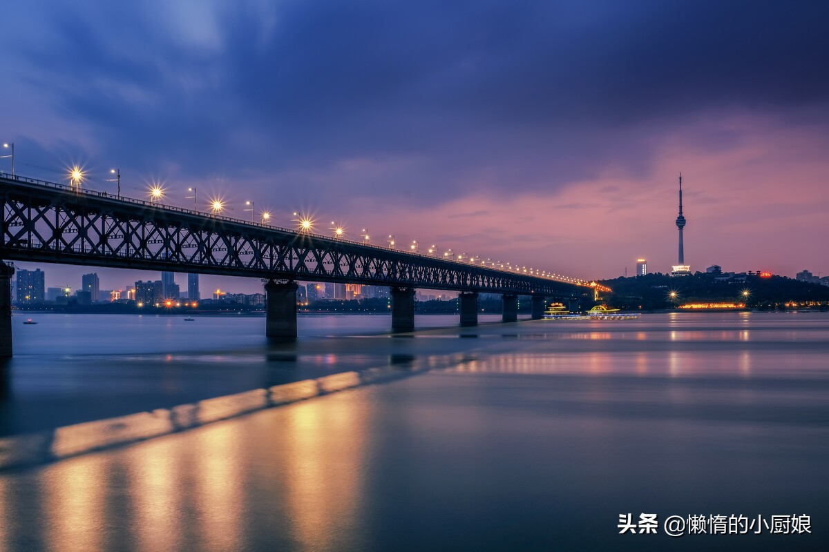 汉味美食小吃街，辣得过瘾！(热干面、鸭脖、豆皮、糊汤粉……看样子这家店生意爆好)