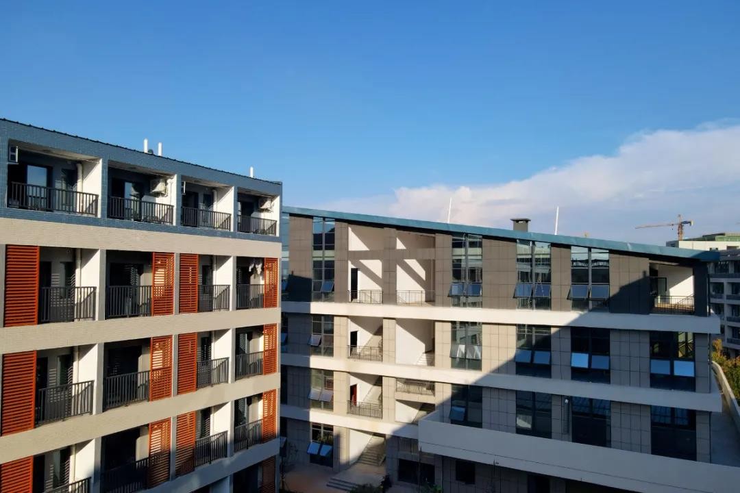 坐拥“网红”餐厅、“超壕”宿舍，用升降机搬行李！这所大学“火”了！