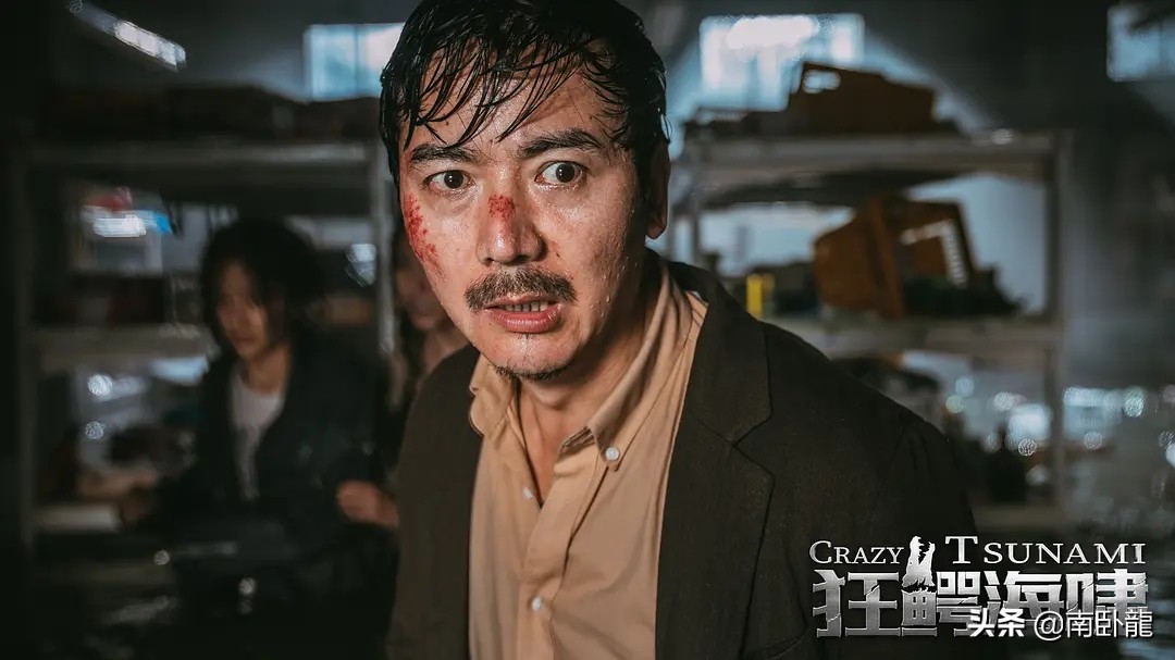 《狂鳄海啸》上映,天灾人祸齐至,一部揭露人性的怪兽电影