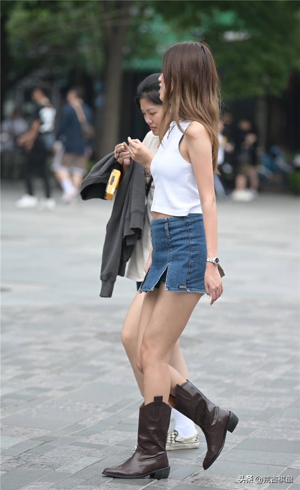 夏季选择牛仔短裤，看着会比较独特，搭配都人不多，穿出个性