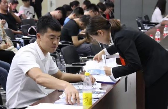 英语四六级证书多重要，逛完人才市场就知道，几乎是好职位的标配