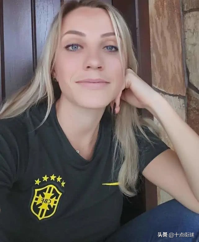 巴西足球女裁判(她被誉为最美足球裁判，因太美被邀约当模特，曾用纸巾调侃男球员)
