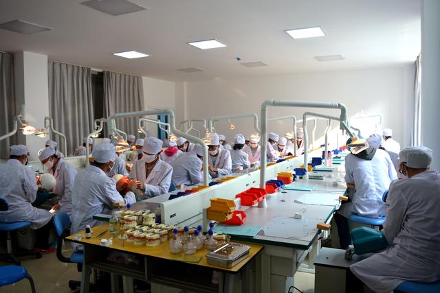 怀揣济世梦想的学子 昆明27年资深医学教育学院等你报名