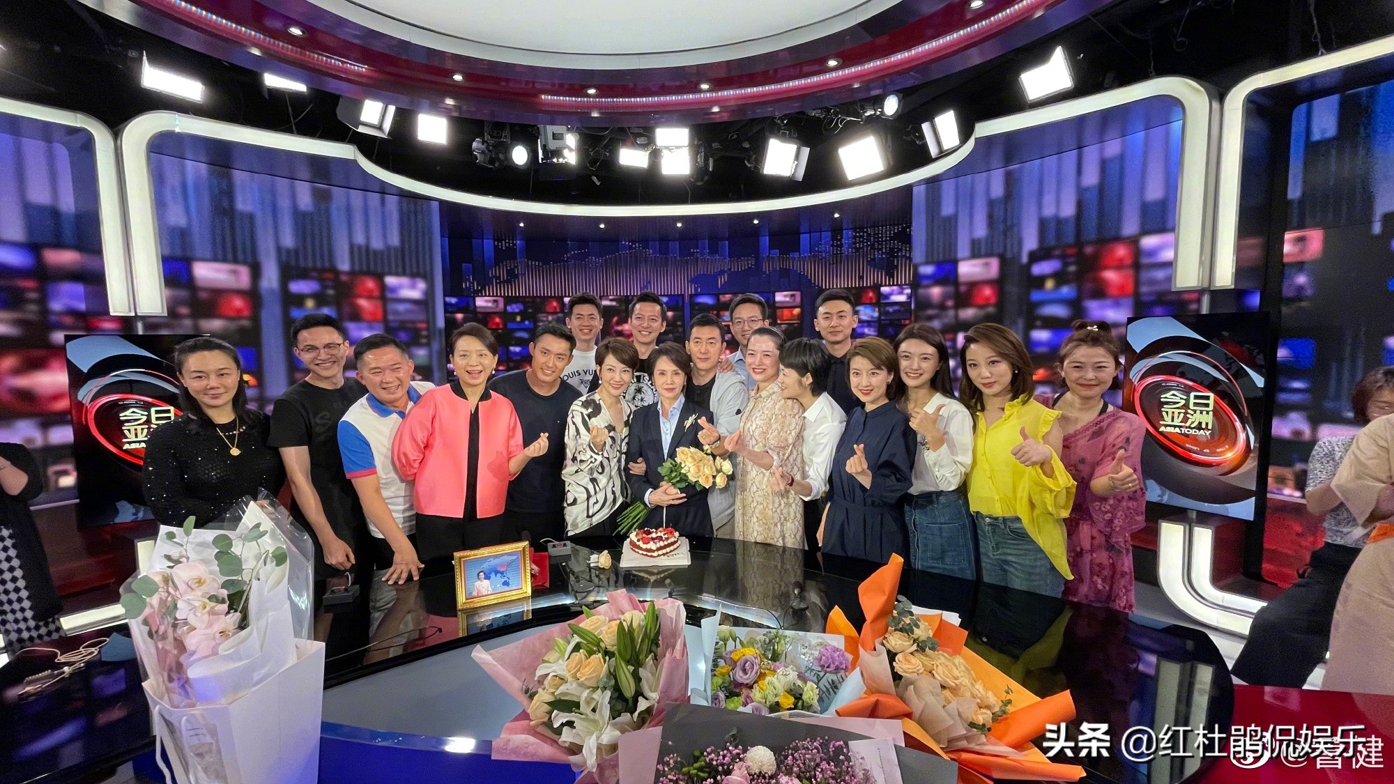 中央4臺今日關注主持人有哪些（17位央4新聞主播參加徐俐歡送會，素顏休閑裝的樣子依然很好看）