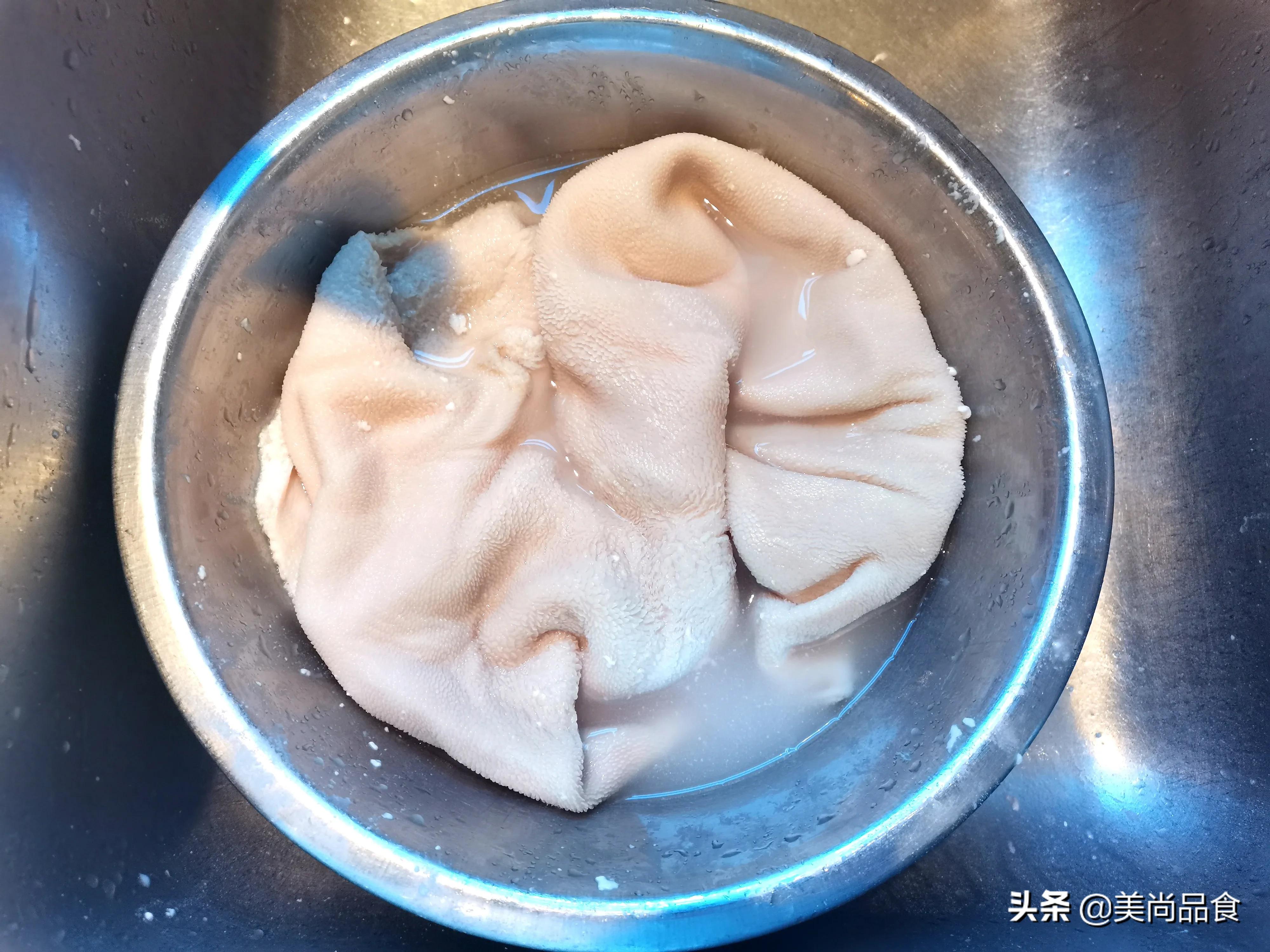 清洗羊肚的方法和清洗猪肚的方法相似,清洗工作也要认真,先将羊肚内的