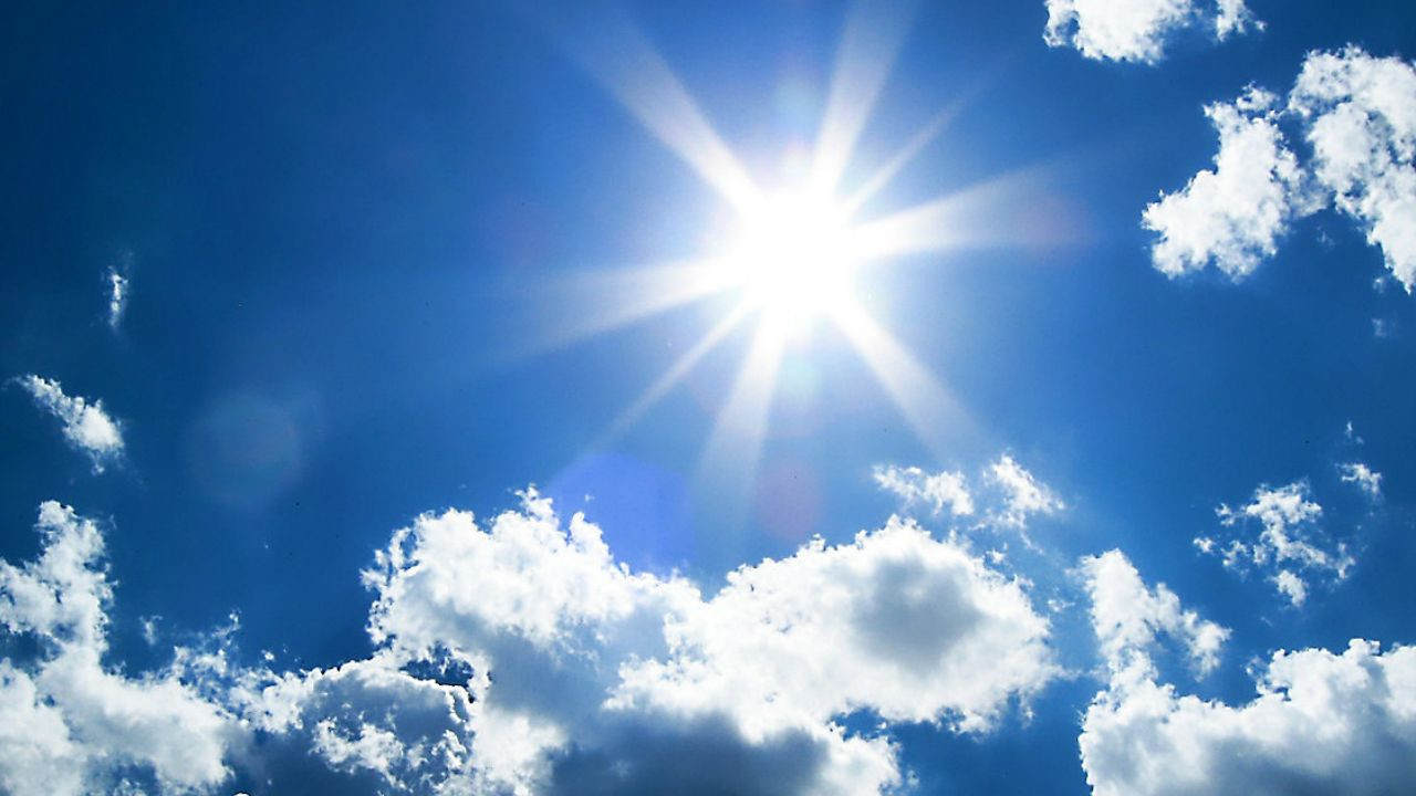 光本身并没有温度,我们觉得太阳温暖是因为阳光照射到物体产生热,从而