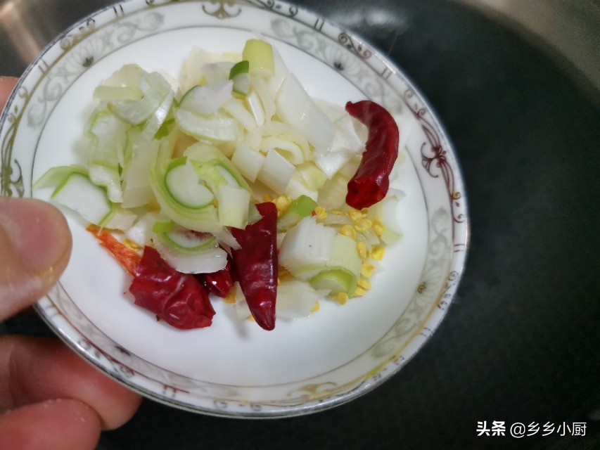 冬天吃这个正当时，芝麻叶绿豆糊涂杂面，一次吃两碗，拿肉都不换
