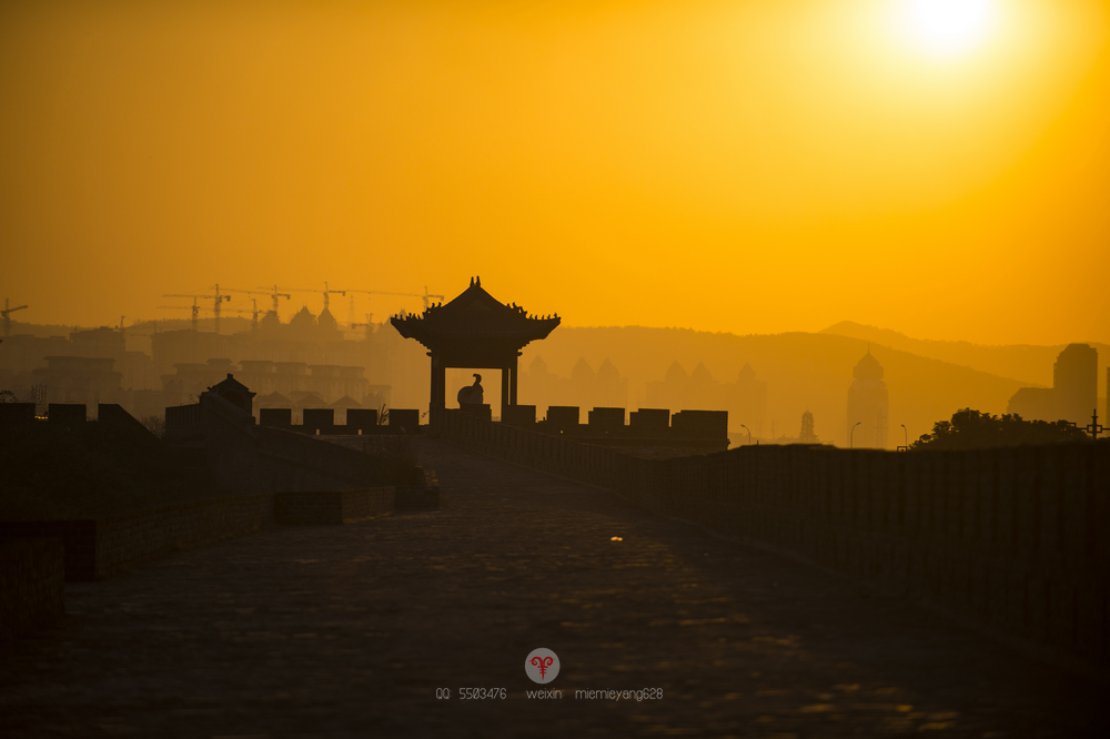 襄阳城，一江碧水穿城过，十里青山半入城