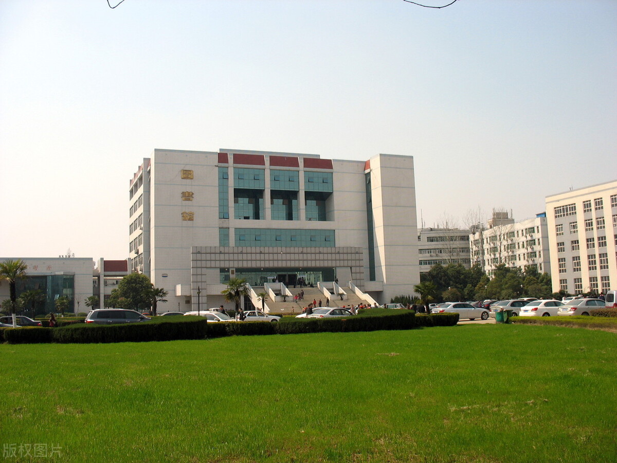 民办三本和专升本的本科差距大吗？差距有四点，考生升学早知道