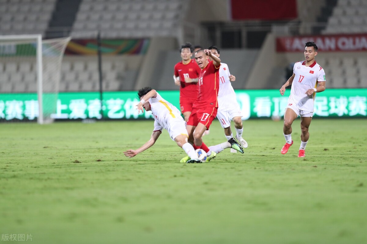 国足2012世界杯(12强赛-国足3-2越南夺首胜 张玉宁破僵局武磊2球 读秒绝杀)