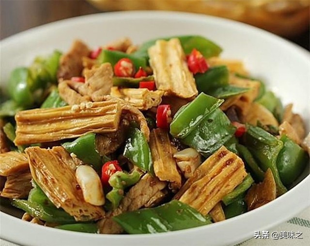 青椒炒肉片的14种做法，肉嫩味纯辣而不燥，营养丰富制作简单