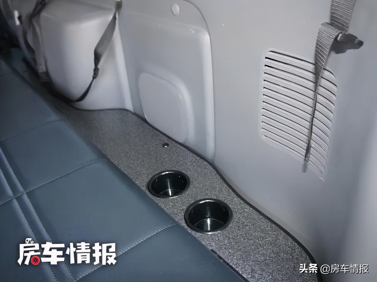 超级实用的日产NV350床车，前方拉人后方拉货，假日旅行还能睡觉