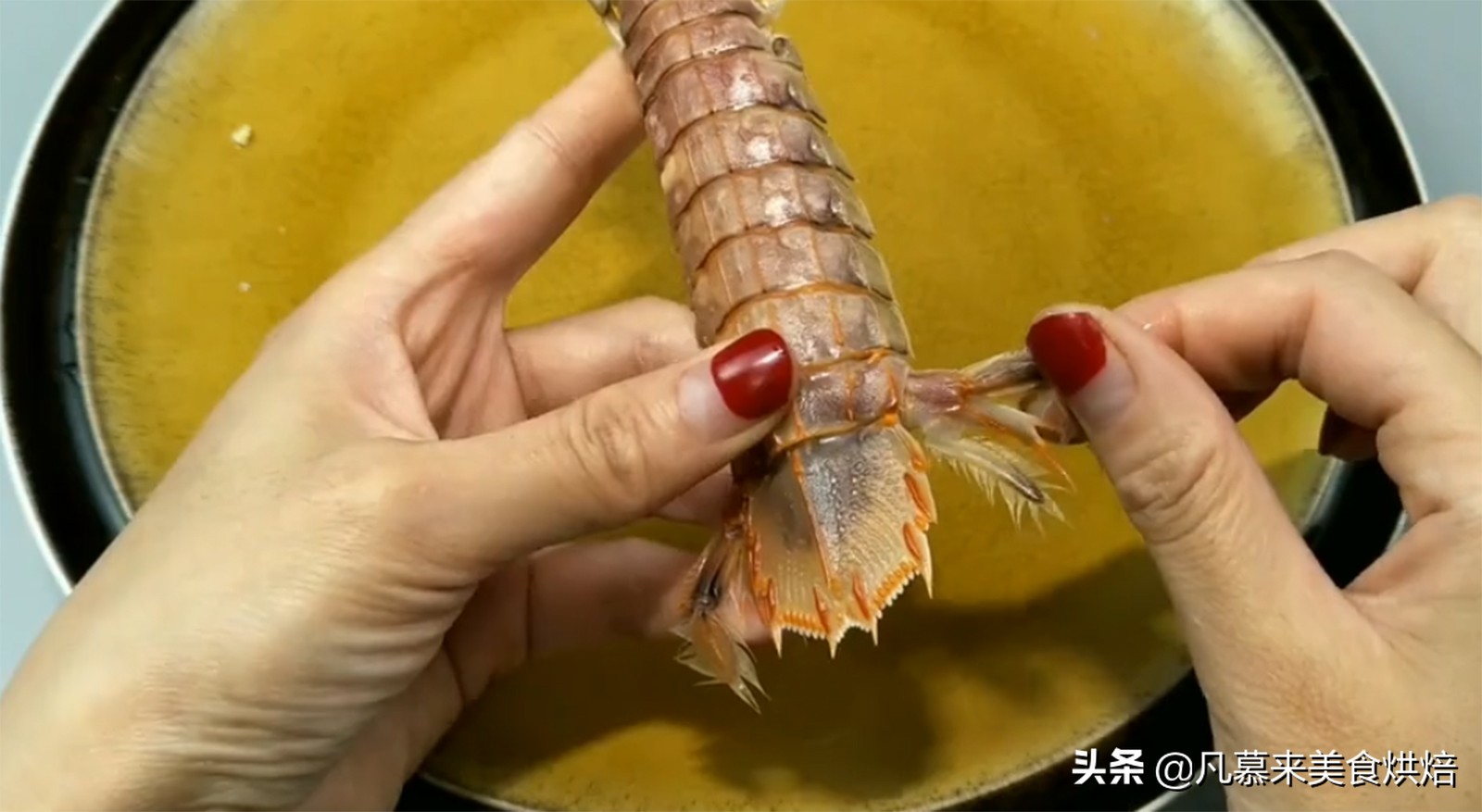 皮皮虾好吃不好剥，皮皮虾怎么剥？2种妙招教您轻松快速剥皮皮虾