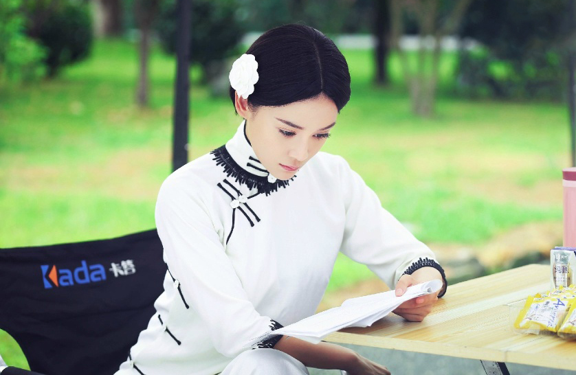 袁姗姗旗袍图片(袁姗姗气质有多好,穿旗袍配这么丑的短发,也能美得