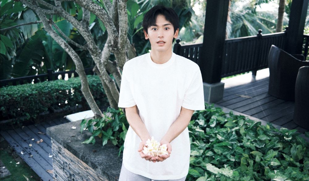 网曝张哲瀚在靖国神社合影,昔日不当行为被扒,国家面前无偶像