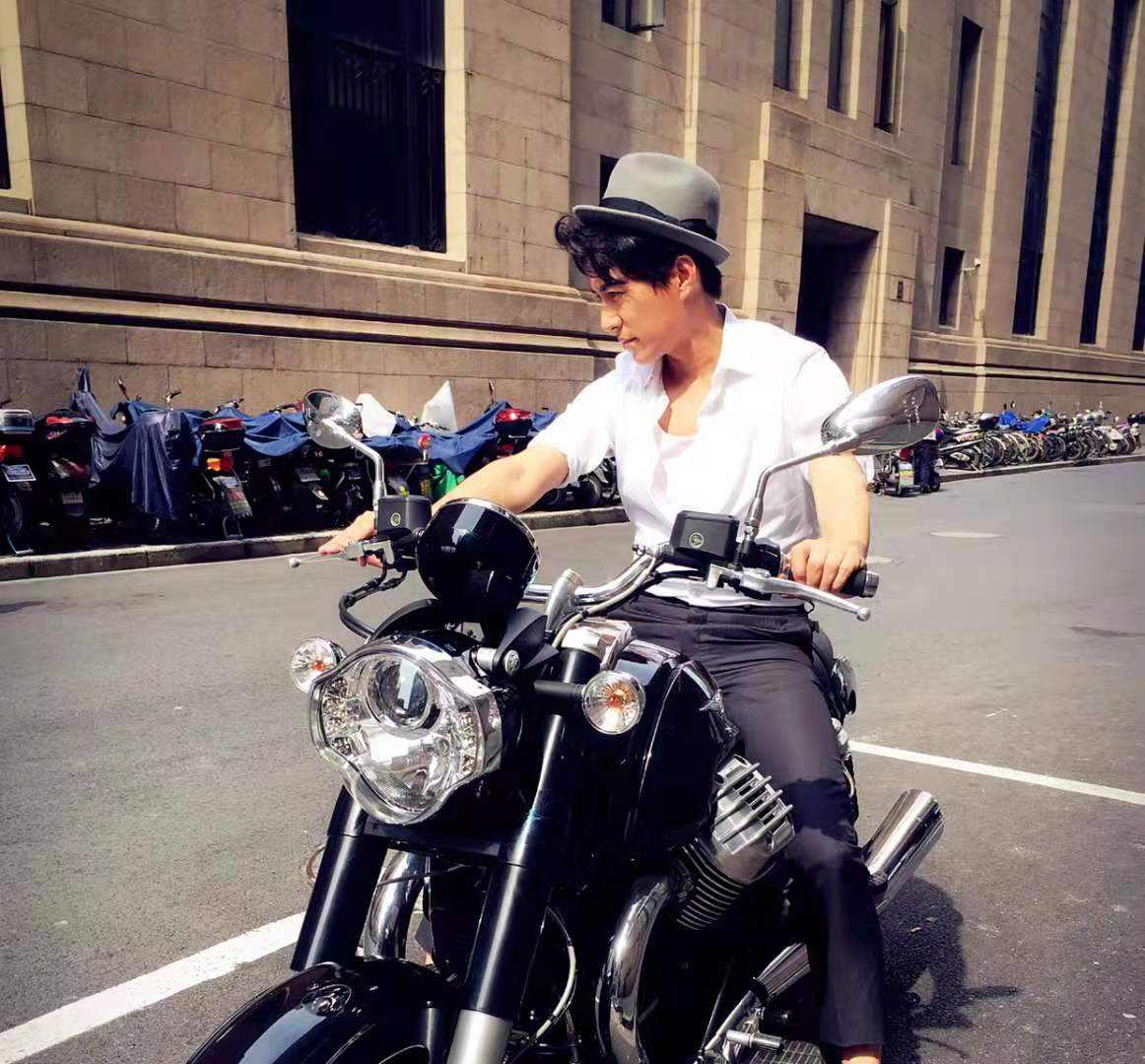 开豪车戴名表,连续六年演自己,"老干部"靳东与他的财富密码