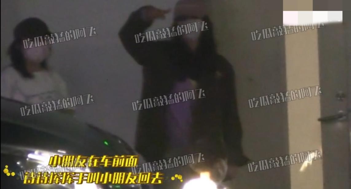 吴奇隆刘诗诗带娃去医院，放下工作全程陪同，儿子乖巧躺爸爸怀里