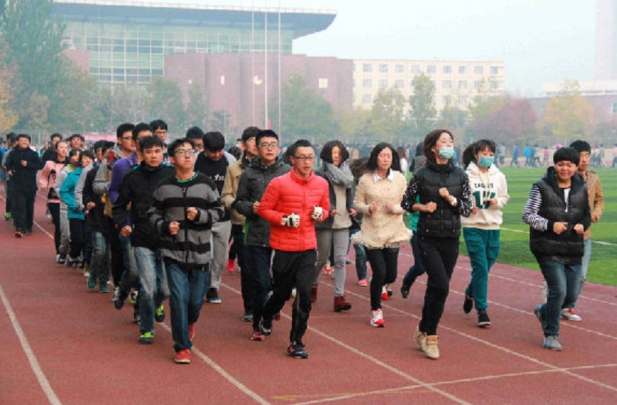 大学生能不能穿短裤(大学的各项“奇葩”规定，同学们表示很无奈，这简直比高中还要严)