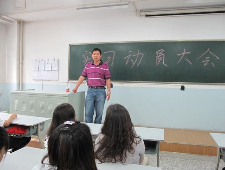 大学辅导员工资曝光，看到金额羡慕了，难怪名校毕业生抢着去当