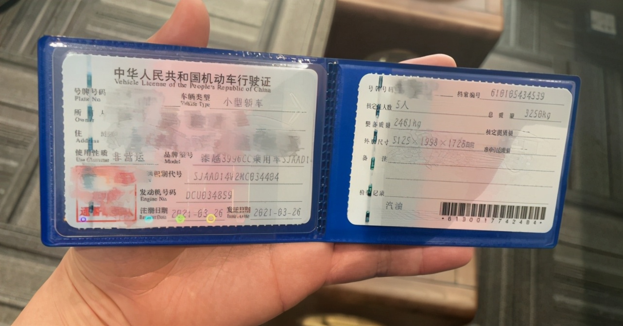 380万元买辆宾利添越，车主晒出新车时遭质疑，随后拿出行驶证