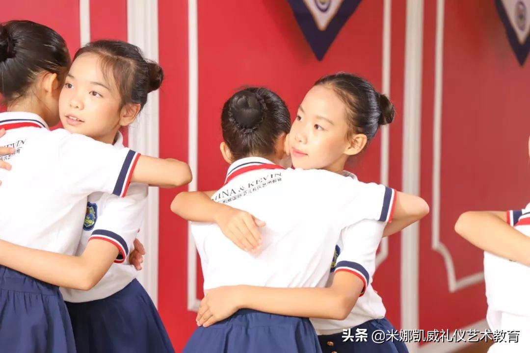 地铁上一张偷拍照暖哭众人，懂得感恩的孩子，究竟多迷人