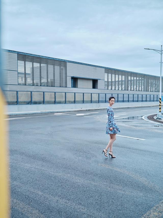陈都灵低调走红毯，穿印花裙虽日常，却尽显邻家女孩的清纯气质