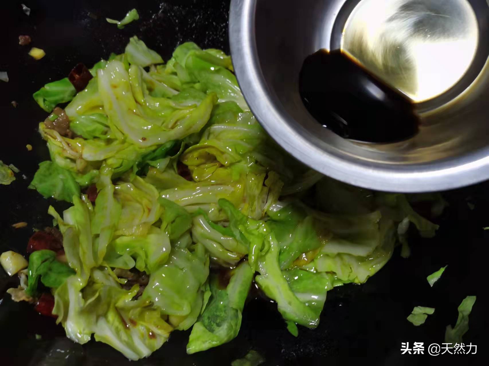 炝炒手撕包菜的做法（手撕包菜详细的做法技巧）