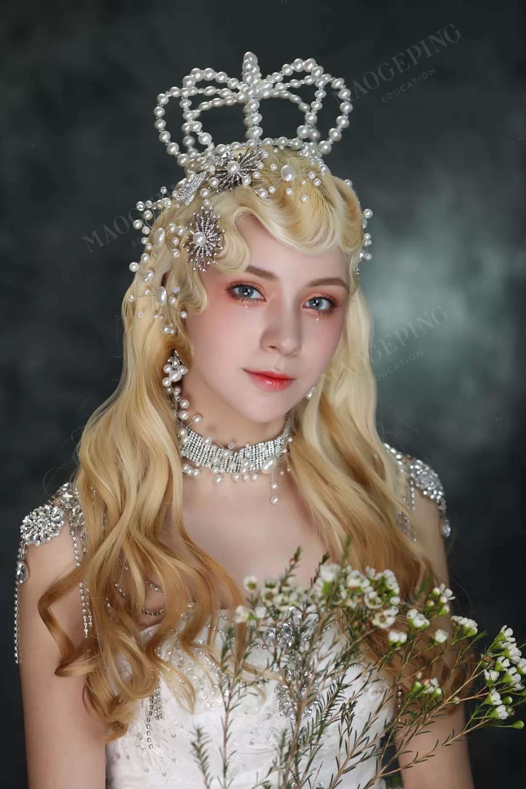 图片图片还能让新娘看起来更加娇艳妩媚不仅能够彰显新娘的性感高贵